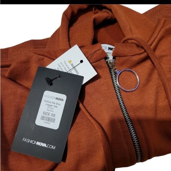 Fashion nova, notice me boo jogger crop top size xs, rust color zip up hoodie - Picture 3 of 3